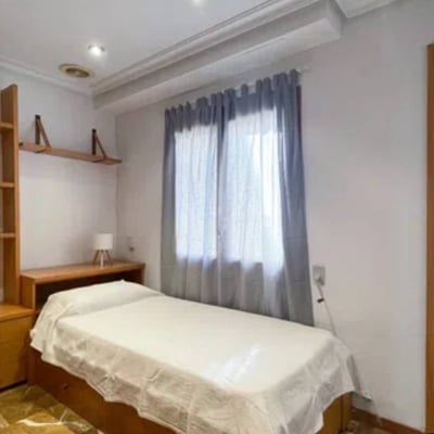 Location longue durée d’un duplex spacieux, 210 m², avec 4 chambres et une cheminée, Elche, Espagne